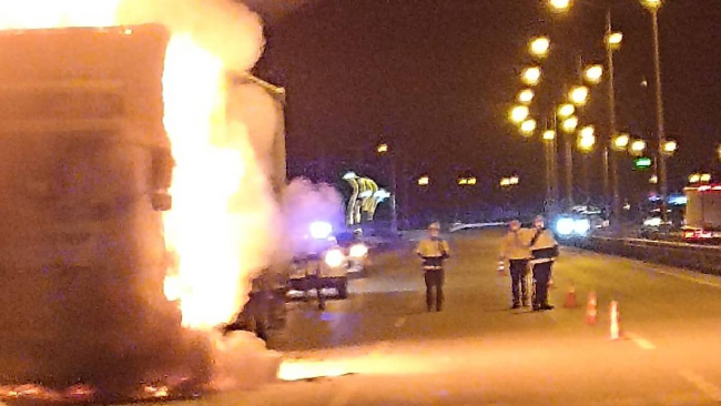 Mobilya yüklü tırda çıkan yangın söndürüldü